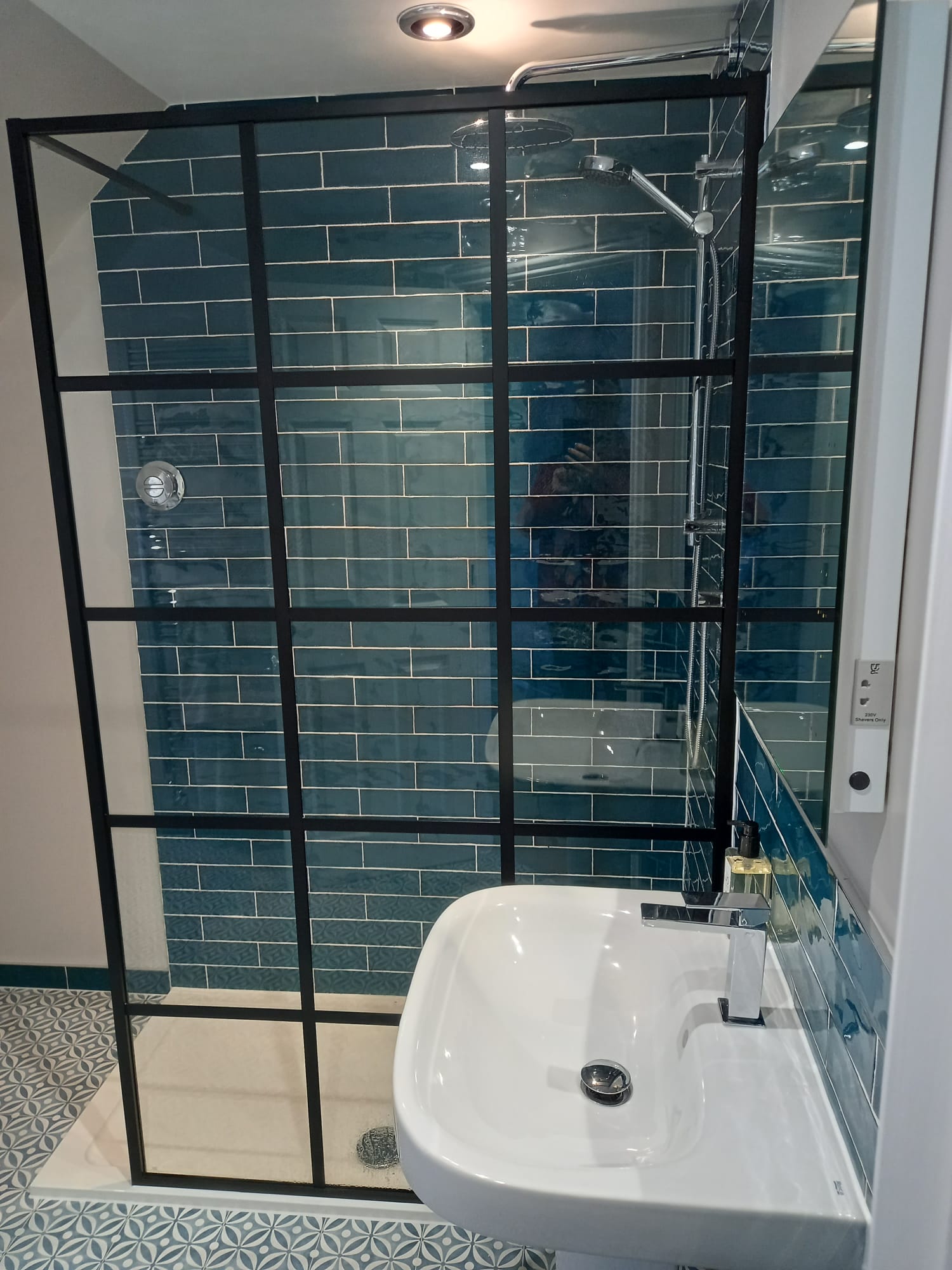 Timeless En-suite refurbishment, Blue tile bathroom