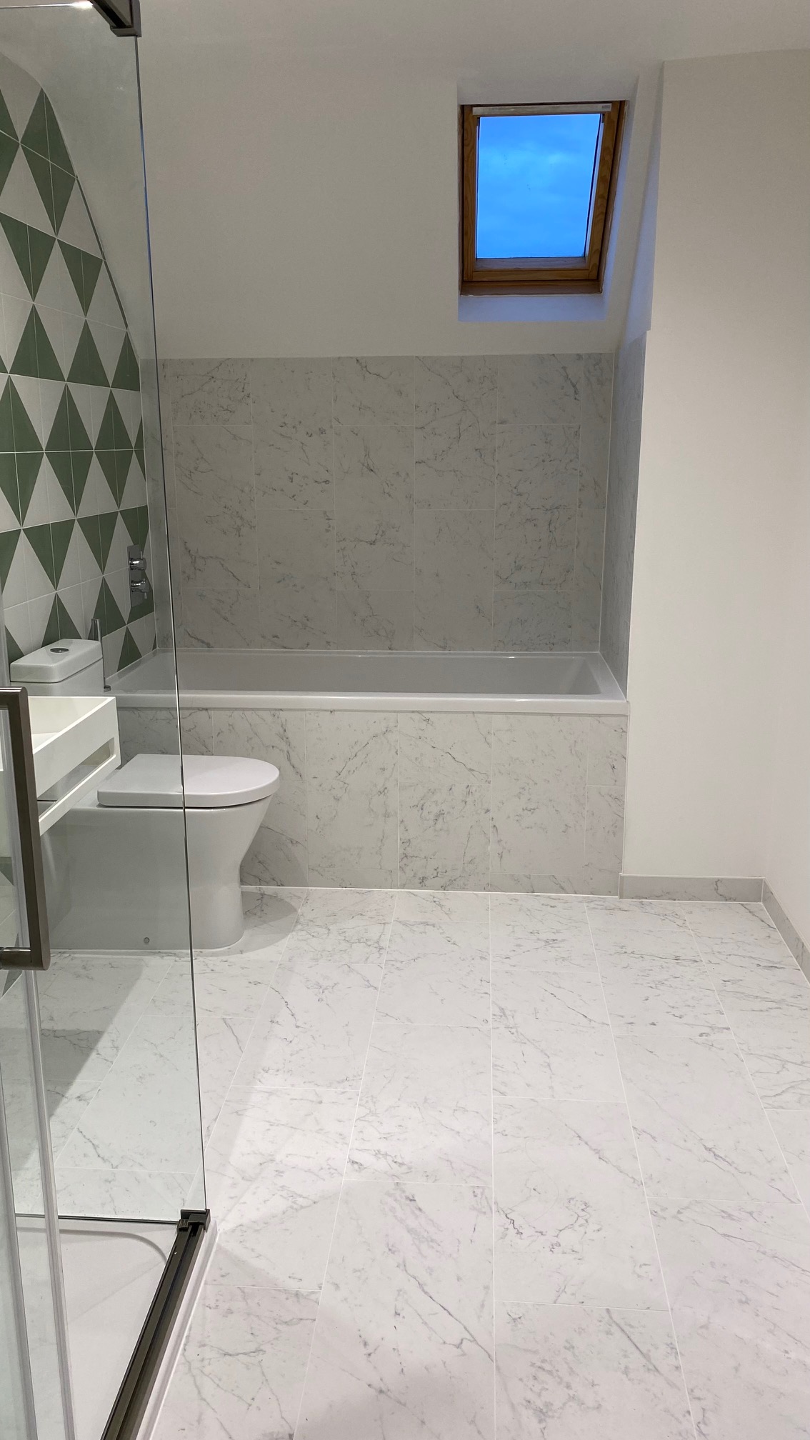 Funk bathroom, Unique tile