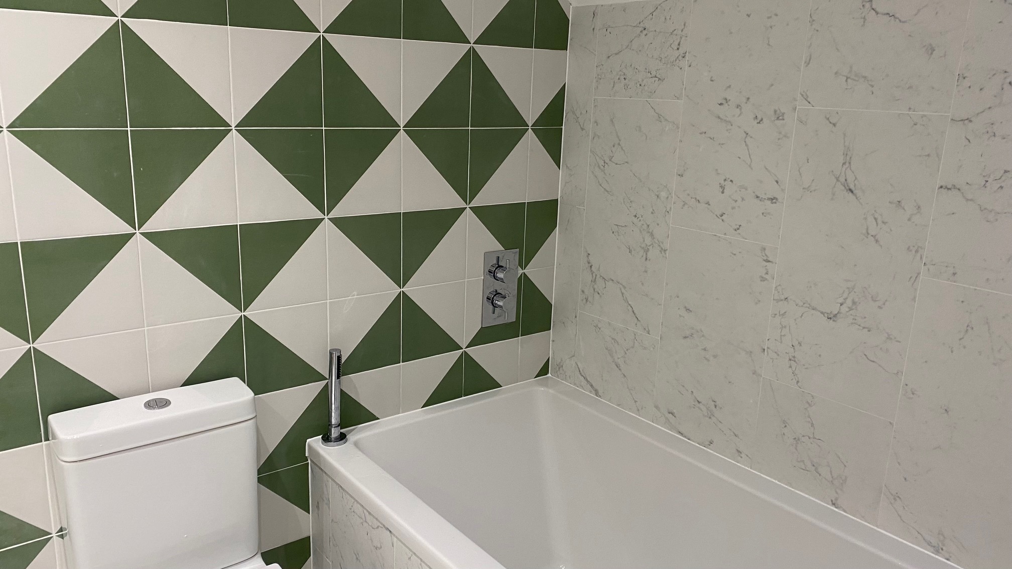 Funk bathroom, Unique tile